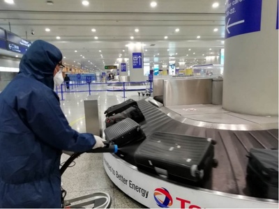 大江東︱上海篩查輸入病例，眾多“大白”閉環把關 行李托運